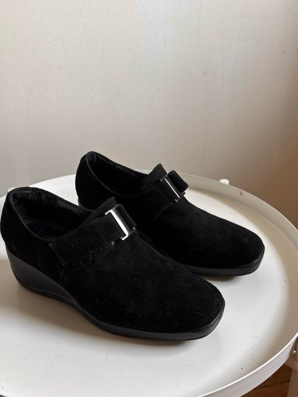Vintage suede buckle plateform loafers— Valdini